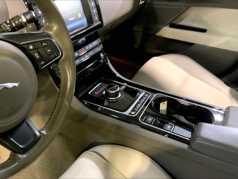 Used 2017 Jaguar XE Premium image 16