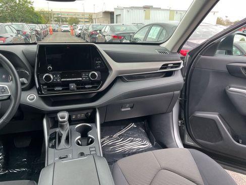 Used 2025 Toyota Highlander LE image 37
