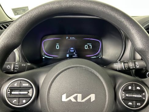 Used 2023 Kia Soul LX w/ LX Technology Package FWD image 13