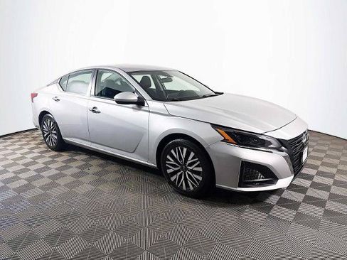 Certified 2023 Nissan Altima 2.5 SV FWD image 3