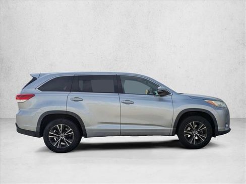 Used 2018 Toyota Highlander LE image 4