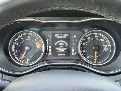 Used 2019 Jeep Cherokee Latitude Plus w/ Cold Weather Group AWD/4WD image 16
