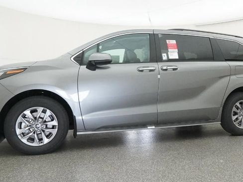 New 2026 Toyota Sienna XLE FWD image 18