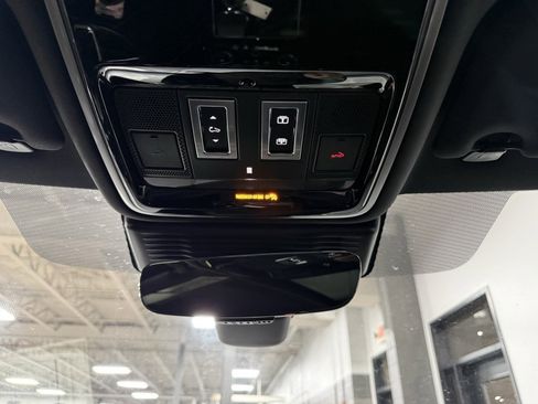 Used 2022 Land Rover Range Rover Velar R-Dynamic S image 16