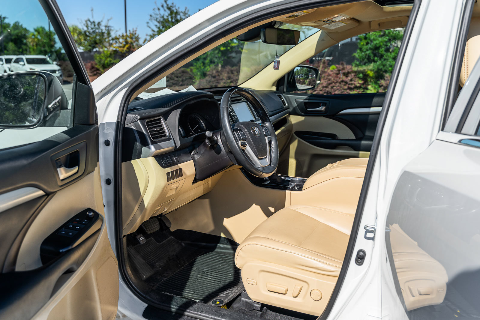 Used 2019 Toyota Highlander XLE FWD image 24