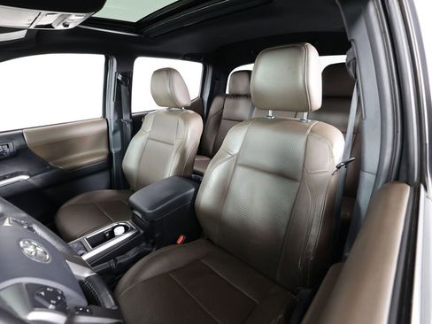 Used 2016 Toyota Tacoma Limited w/ Towing Package image 11