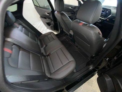 Used 2024 Chevrolet Trax RS w/ Sunroof Package FWD image 32