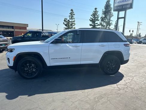 Used 2024 Jeep Grand Cherokee Altitude AWD/4WD image 4