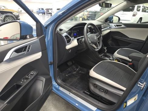Used 2025 Volkswagen Taos SE AWD/4WD image 12