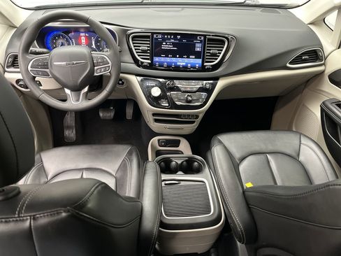 Used 2024 Chrysler Pacifica Touring-L image 4