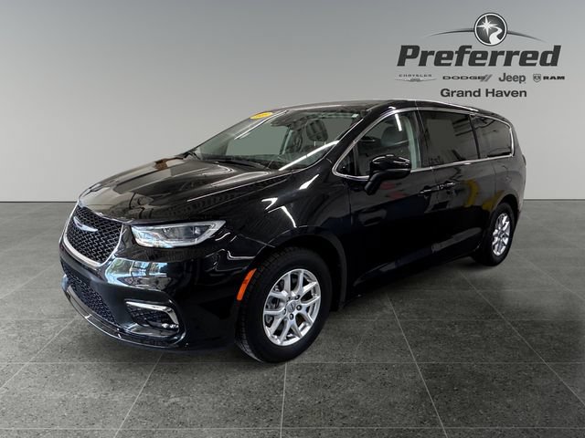 Used 2023 Chrysler Pacifica Touring-L FWD image 11