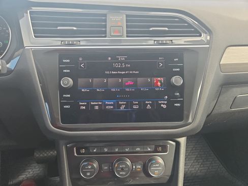 Used 2021 Volkswagen Tiguan SE w/ Panoramic Sunroof Package image 16