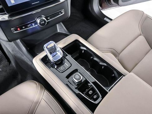 Certified 2025 Volvo XC90 T8 Plus AWD/4WD image 18