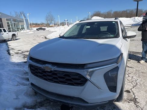 Certified 2024 Chevrolet Trax LT w/ Sunroof Package image 2