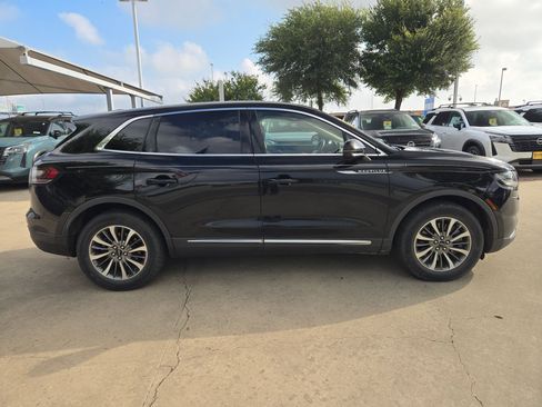 Used 2022 Lincoln Nautilus FWD w/ Premium Package image 2