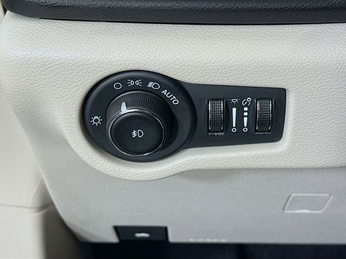 Used 2024 Chrysler Pacifica Touring-L image 19