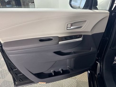 Used 2024 Toyota Sienna XLE FWD image 28