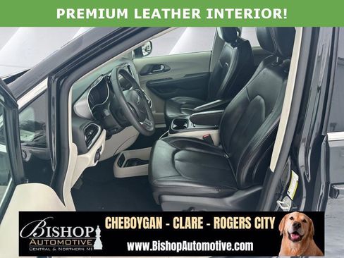 Used 2023 Chrysler Pacifica Touring-L image 9