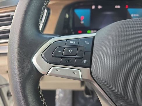 Used 2025 Volkswagen Atlas SE image 20