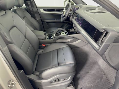 Certified 2024 Porsche Cayenne AWD/4WD image 30
