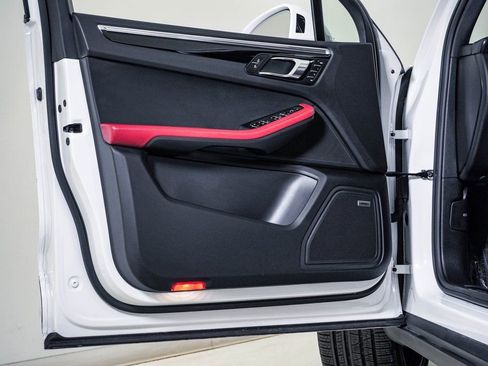 Certified 2025 Porsche Macan image 25