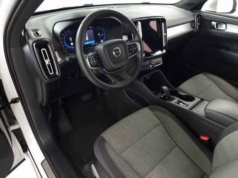 Used 2025 Volvo XC40 B5 Core image 16