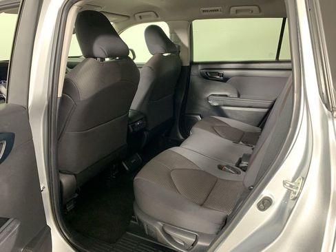Used 2024 Toyota Highlander LE AWD/4WD image 36