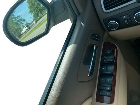 Used 2011 GMC Yukon SLT w/ SLT-2 Equipment Package AWD/4WD image 18
