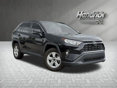 Used 2020 Toyota RAV4 XLE w/ Convenience Package FWD image 2