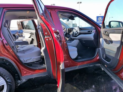 Used 2021 Toyota Highlander LE image 10