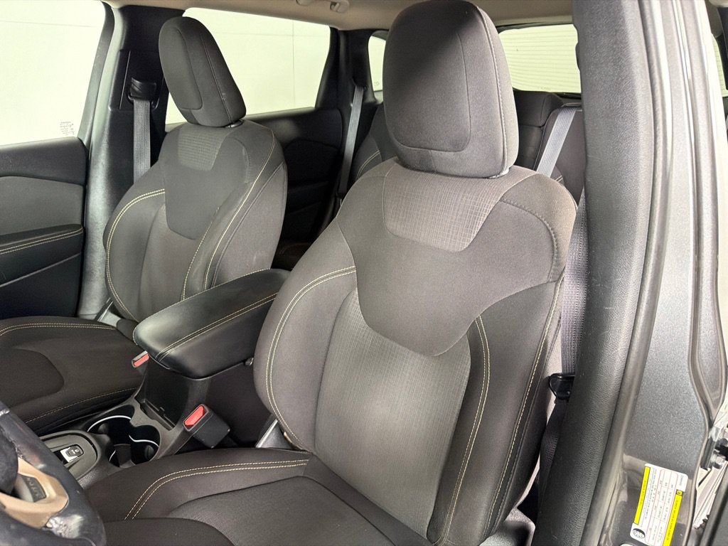 Used 2017 Jeep Cherokee Latitude FWD image 12
