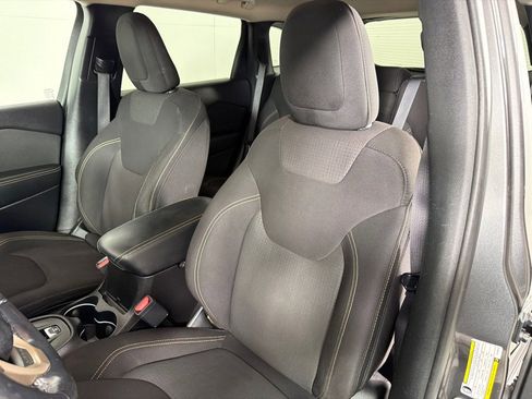 Used 2017 Jeep Cherokee Latitude FWD image 12