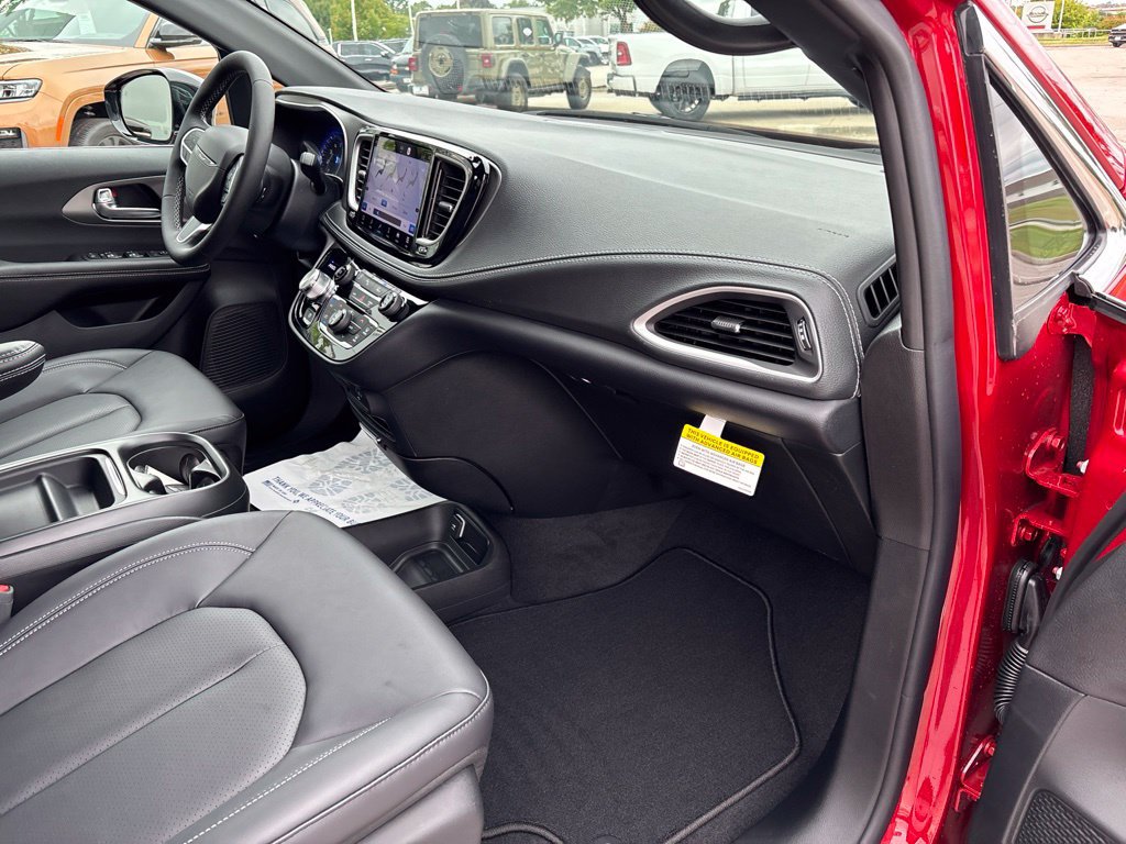 New 2027 Chrysler Pacifica Select FWD image 26