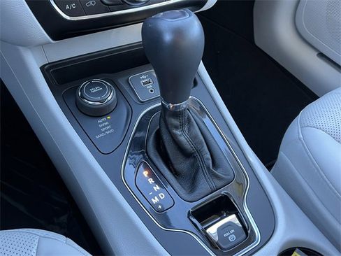 Certified 2020 Jeep Cherokee Limited image 31