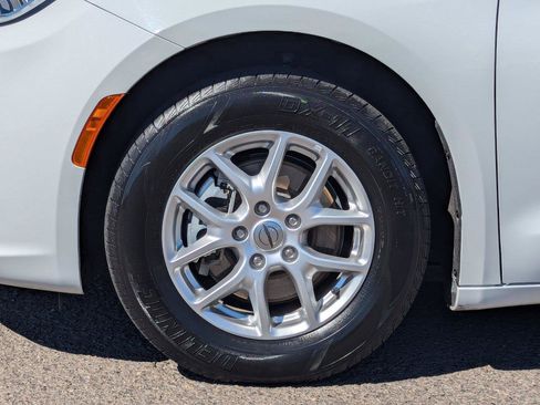 Used 2023 Chrysler Pacifica Touring-L FWD image 42