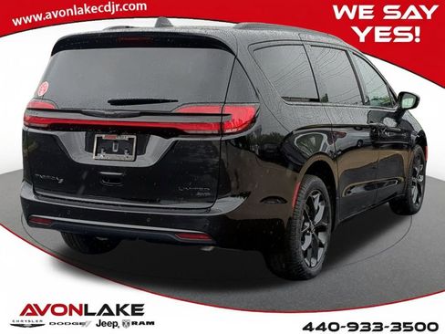 New 2026 Chrysler Pacifica Limited w/ S Appearance Package image 6