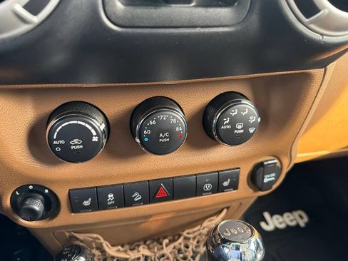 Used 2013 Jeep Wrangler Unlimited Rubicon w/ Connectivity Group AWD/4WD image 27