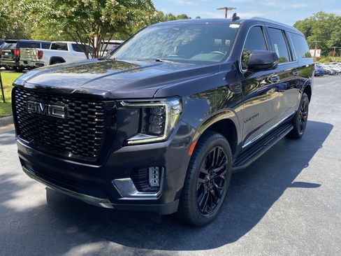Used 2023 GMC Yukon XL SLT w/ SLT Premium Package AWD/4WD image 6