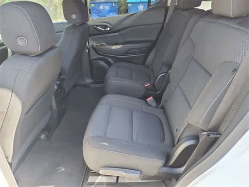 Used 2023 GMC Acadia SLE image 17