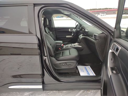 Used 2022 Ford Explorer XLT w/ Equipment Group 202A image 38