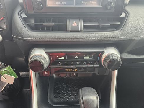 Used 2019 Toyota RAV4 LE image 21