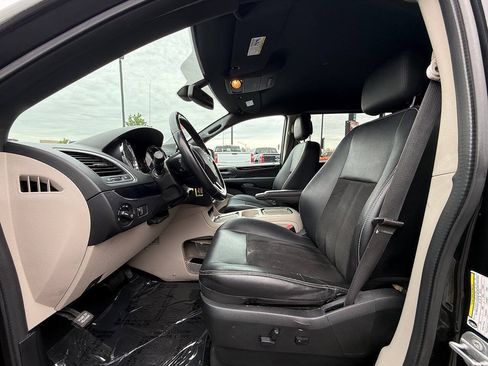 Used 2019 Dodge Grand Caravan SXT FWD image 17