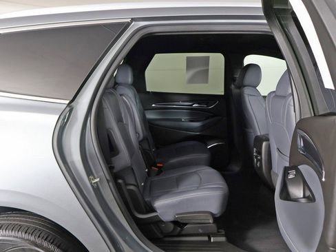 Used 2023 Buick Enclave Essence image 31
