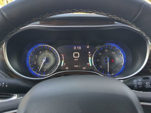 Used 2024 Chrysler Pacifica Limited image 29