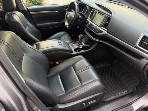 Used 2019 Toyota Highlander SE AWD/4WD image 16