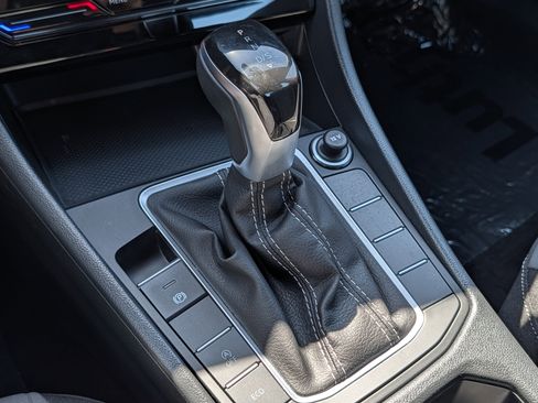 Certified 2025 Volkswagen Jetta Sport FWD image 24