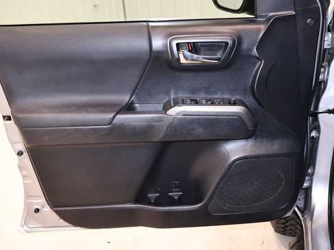Used 2019 Toyota Tacoma TRD Off-Road AWD/4WD image 11