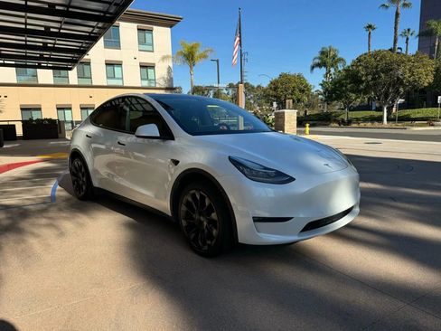 Used 2023 Tesla Model Y Long Range image 3