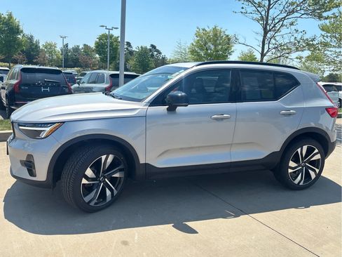 Used 2023 Volvo XC40 B5 Plus w/ Climate Package AWD/4WD image 3