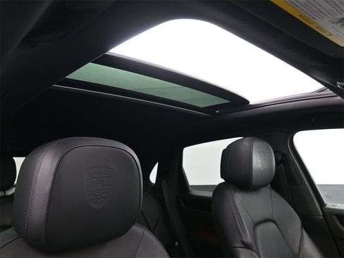 Used 2023 Porsche Cayenne Platinum Edition image 23